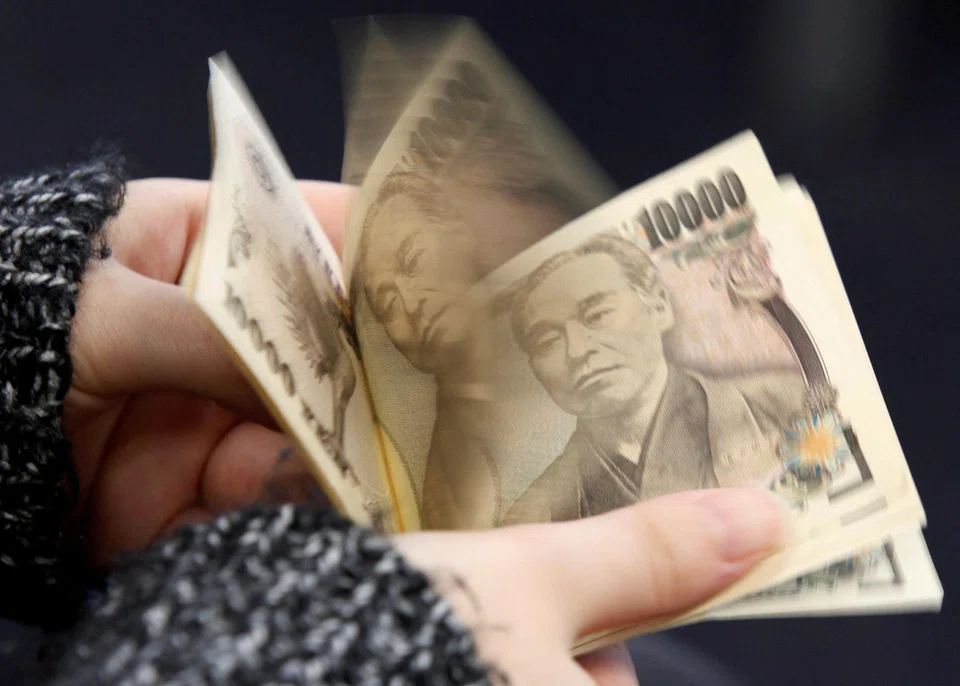 Yen option traders remain optimistic on the currency over the next week, month and quarter, although bullish sentiment has eased since early September. 