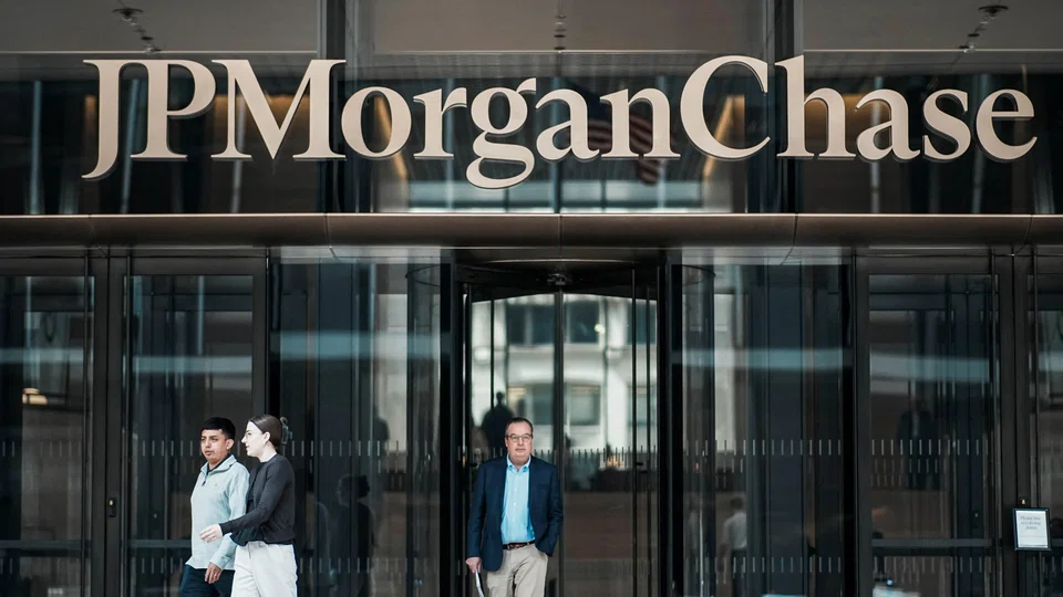 JPMorgan expects to spend about US$105 billion this year, excluding legal expense.