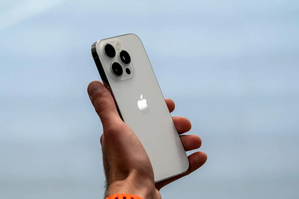 Apple introduced the latest version of its flagship device, the iPhone 16, betting it can entice consumers with modest hardware upgrades and AI technology that’s still on the horizon. 