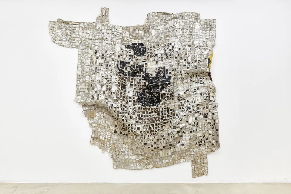 Sought-after Ghanaian sculptor El Anatsui uses discarded materials such as aluminium cans and bottleneck foils to create monumental and visually stunning tapestries and sculptures. 
