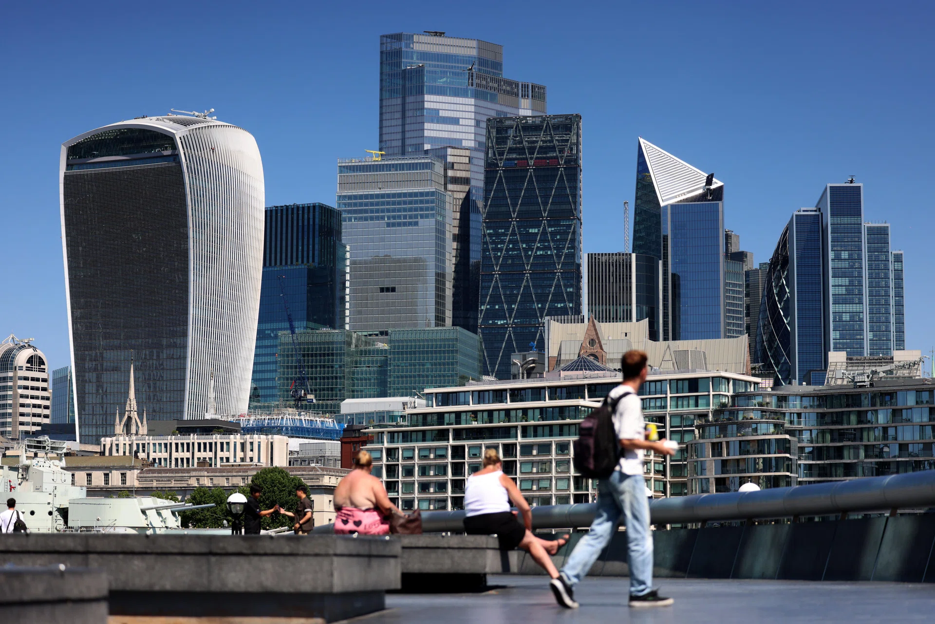 UK growth slows and inflation surges amid Iran war, PMI Shows