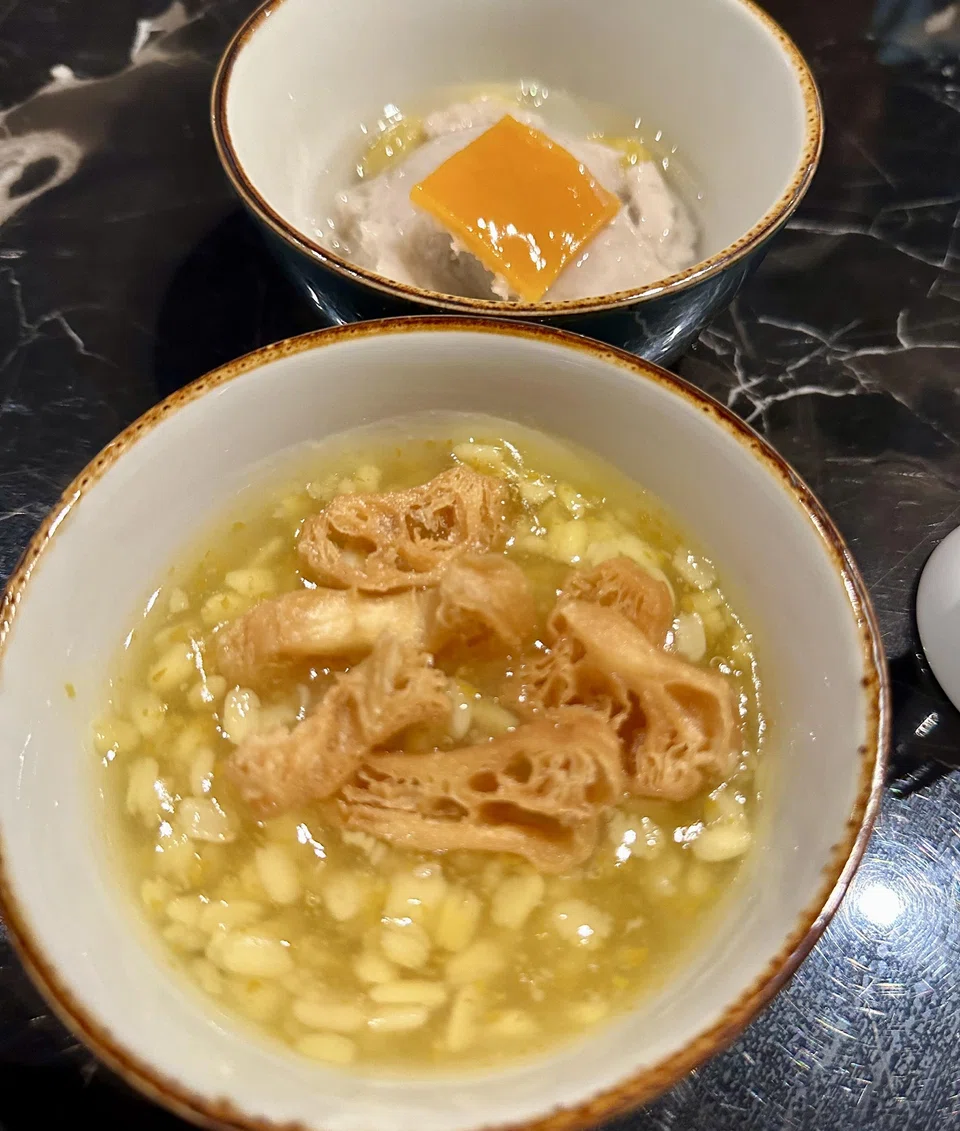 The desserts of yam paste and tau suan with crunchy yutiao.