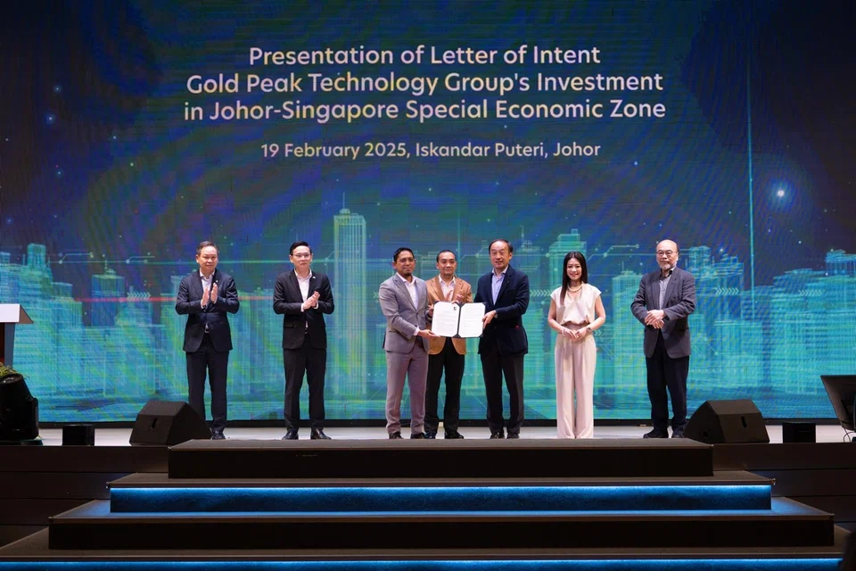 Members of the management of Gold Peak Technology Group present their letter of intent to invest in the Johor-Singapore Special Economic Zone to representatives of Invest Johor. From left: UOB head of group foreign direct investment advisory Sam Cheong, Johor state investment, trade, consumer affairs and human resources committee chairman Lee Ting Han, Invest Johor CEO Natazha Harris, Johor Chief Minister Onn Hafiz Ghazi, Gold Peak Technology executive director and managing director Michael Lam, UOB Malaysia CEO Ng Wei Wei, and Gold Peak Technology chairman and CEO Victor Lo.