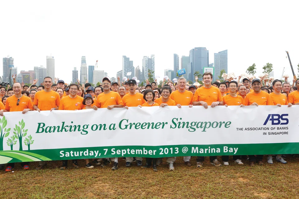 Bank CEOs led 1,000 bankers from 30 banks to come together to plant 400 trees to mark ABS’ 40th anniversary.