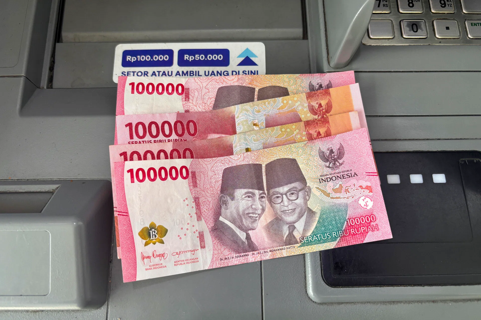 Indonesian officials vow again to steady rupiah, draw funds