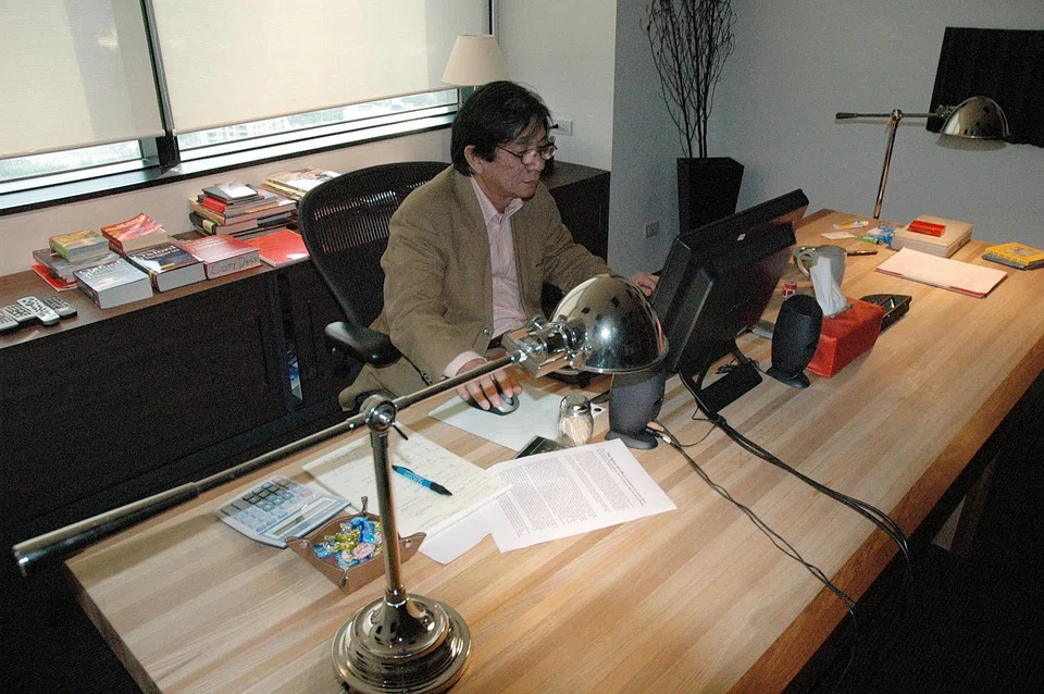 The panel of advisers is headed by Pansak Vinyaratn (top), who served as an economic policy adviser to Paetongtarn’s father, former premier Thaksin Shinawatra during 2001-2006.