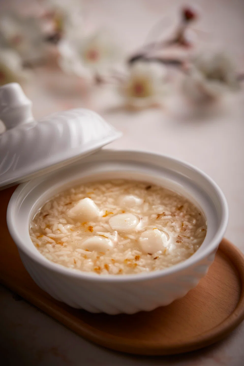 Glutinous rice balls in sweet fermented rice soup.