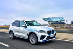 Stopping to fill the iX5’s tanks at a hydrogen filling station in Antwerp that supplies cars, trucks and boats took less than four minutes.