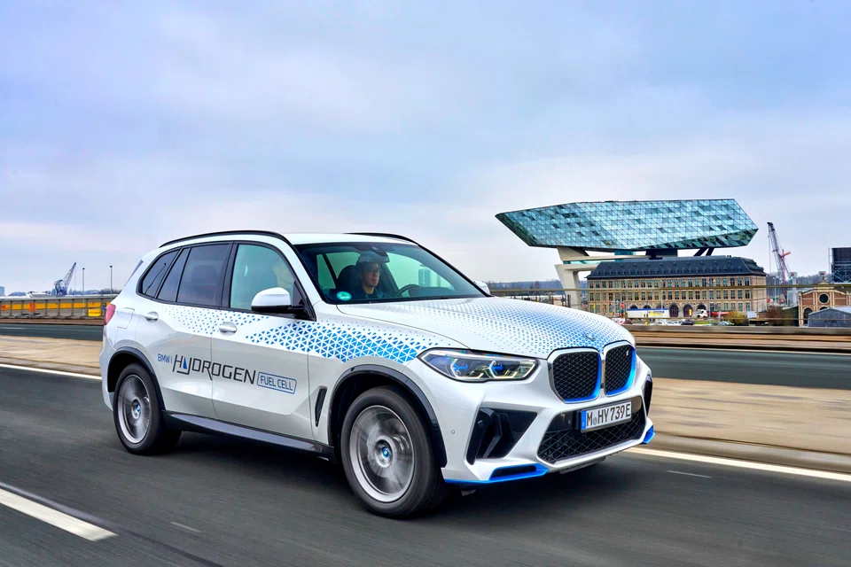 Stopping to fill the iX5’s tanks at a hydrogen filling station in Antwerp that supplies cars, trucks and boats took less than four minutes.