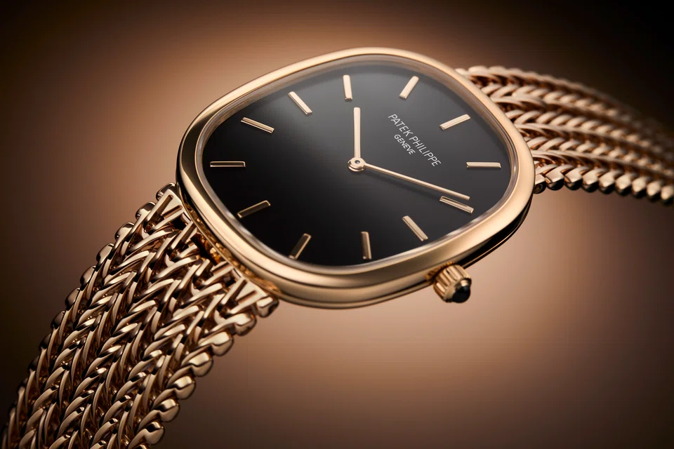 It took 15 years of product development to complete the chain-style bracelet design of the Golden Ellipse Reference 5738/1R.