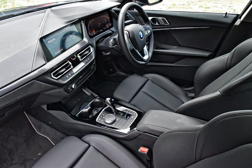 The 216i is fashionably digital inside, with virtual instruments and a big touchscreen, although it does retain a few physical buttons, switches and knobs, so the controls are a pleasure to use. 