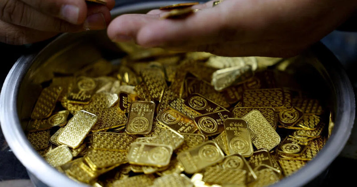 Gold dips for fourth session as oil rally fans inflation concerns - The Business Times