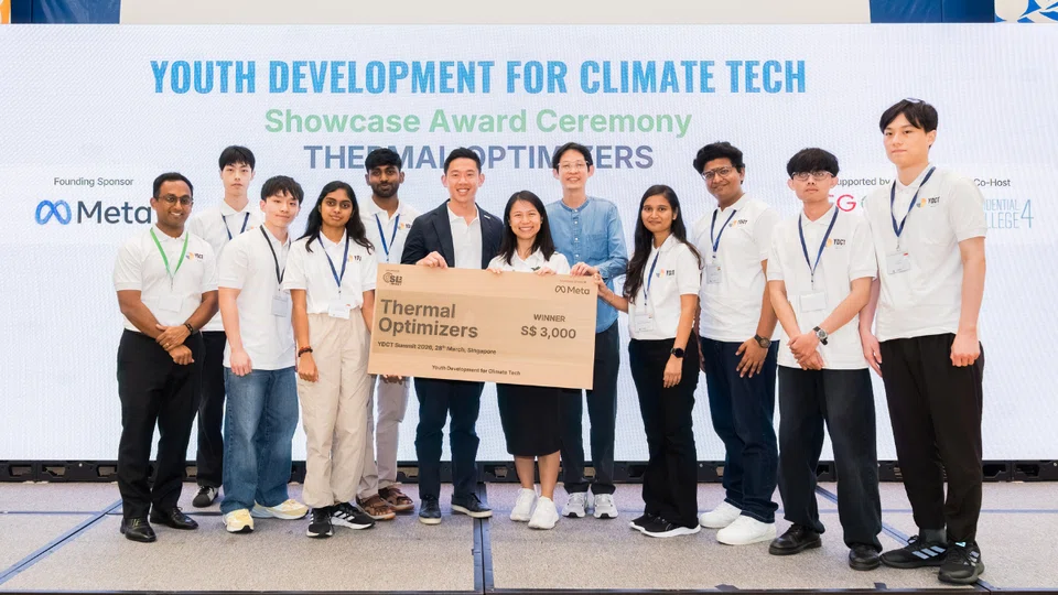 Top team Thermal Optimizers posed with problem owner CEO of Anywheel, SPS Goh Hanyan, Meta's Gavin Chua, & SL2 CEO Veerappan Swaminathan.
