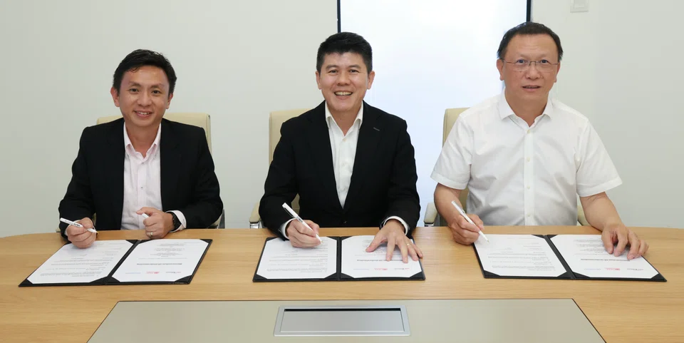 (From left) Joshua Tan, CEO of TNT Surveillance; Lim Tien Hock, CEO of SBS Transit Bus Business; Bill Wang, CEO of Streamax ink an MOU to develop the braking system.