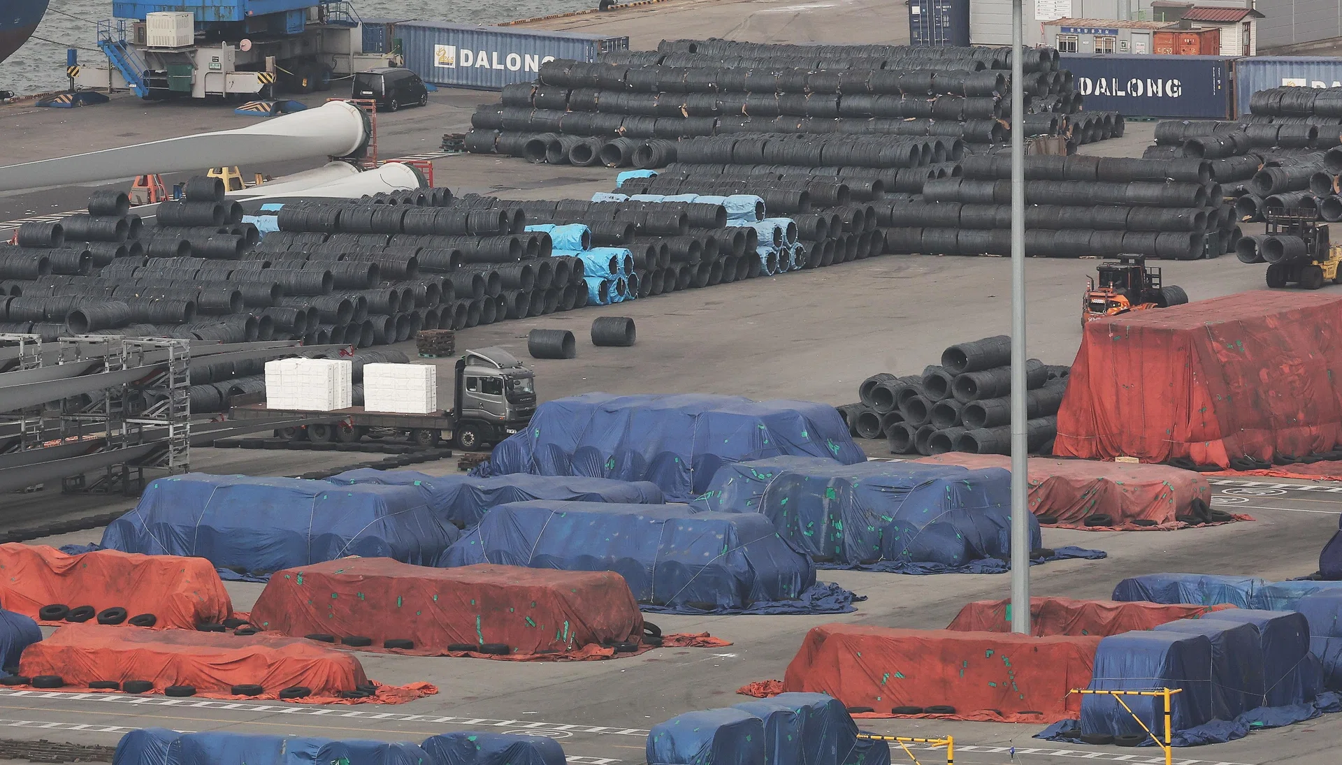 South Korea’s early exports surge as AI boom fuels chip demand