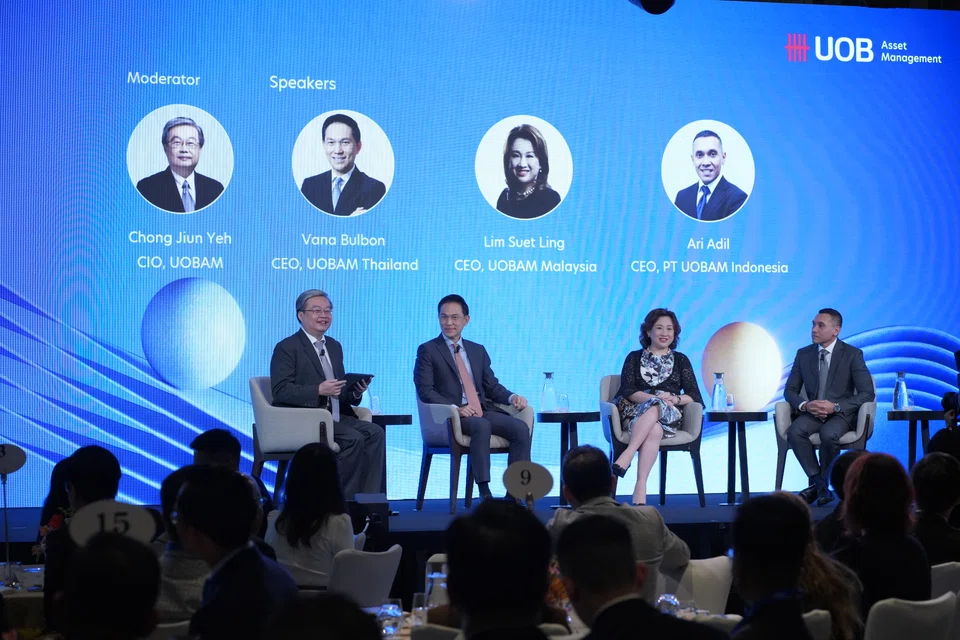 From left: Chong Jiun Yeh, CIO of UOBAM; Vana Bulbon, CEO of UOBAM Thailand; Lim Suet Ling, CEO of UOBAM Malaysia; and Ari Adil, CEO of UOBAM Indonesia, speaking at a panel during UOB Asset Management’s Annual Investment Outlook 2023.