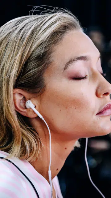 gigi hadid hair victoria's secret