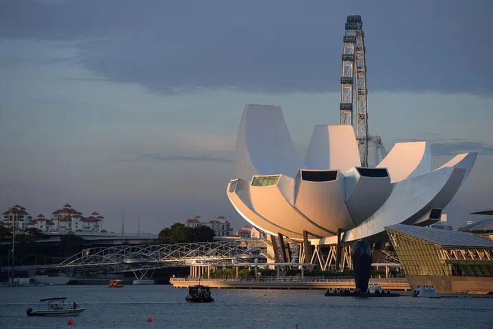 eddesign04/ST20170603_1715375968/Ng Sor Luan/Design-a-cup prize presentation at DBS Marina Regatta and also shots of pop-up café, Jewel Café (they close at 6pm), for SG Coffee Festival 2017.