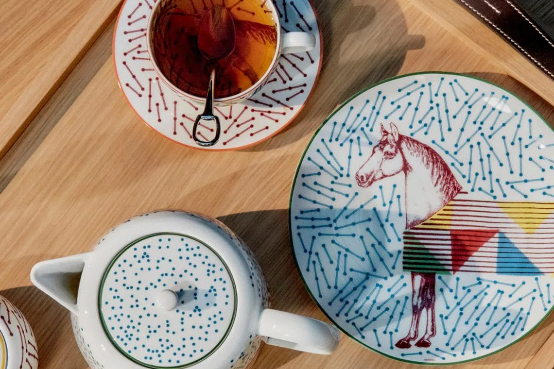 馬デザイン 23cm HERMES 陶器皿 HIPPOMOBILE