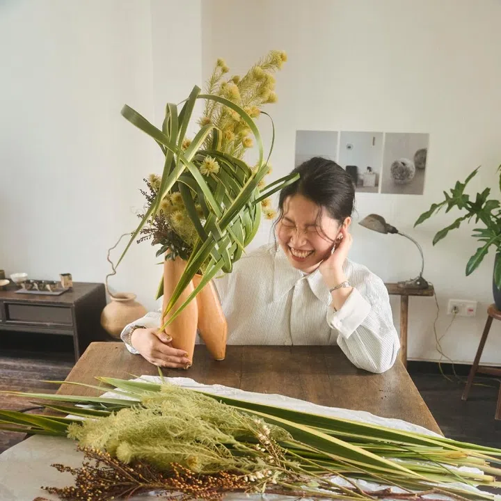 Ikebana artist Zoe Chen with a botanical arrangement inspired by Bottega Veneta’s Intrecciato weave for F ZINE.