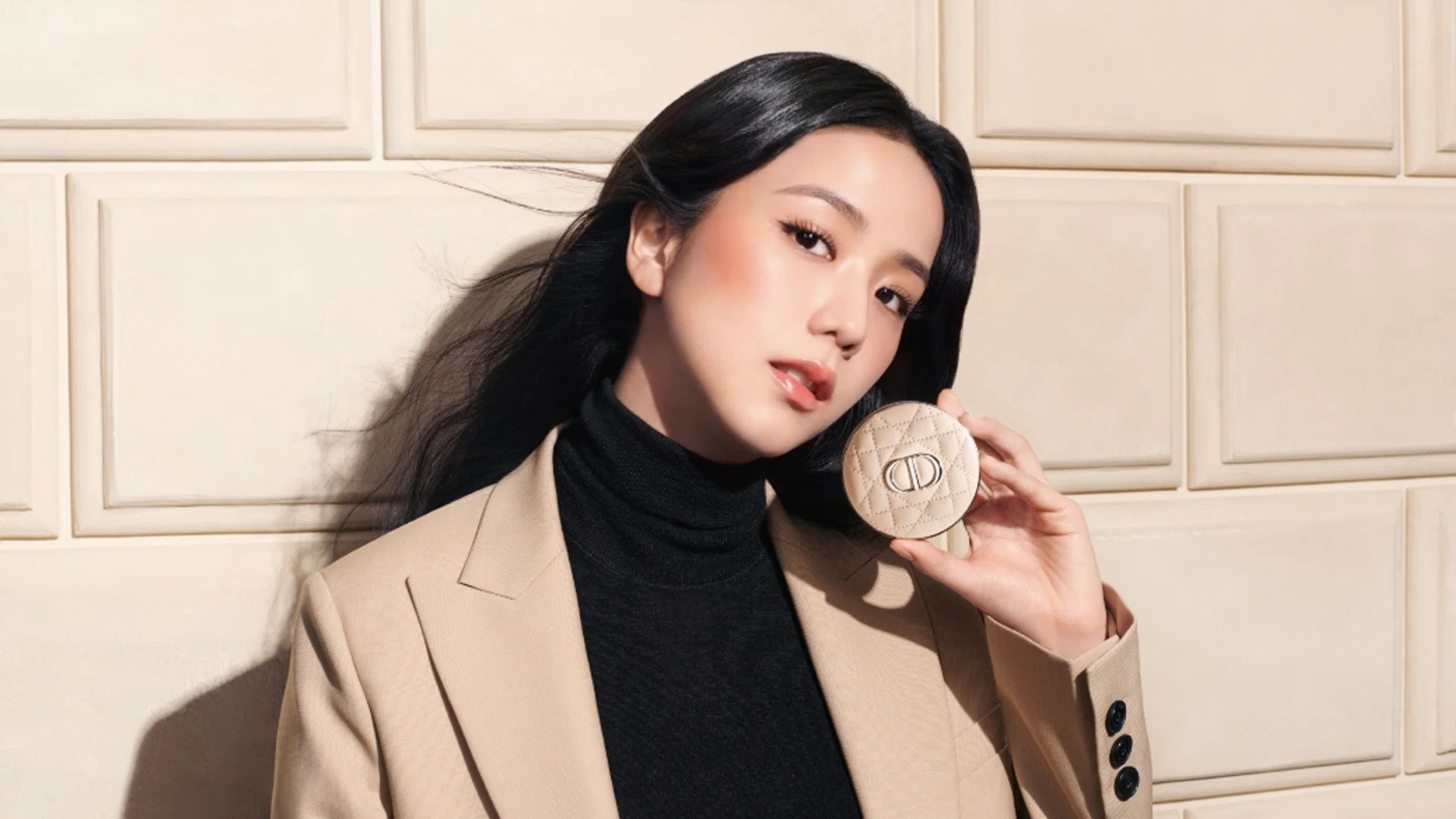 jisoo holding Dior Forever Nude Filter setting powder