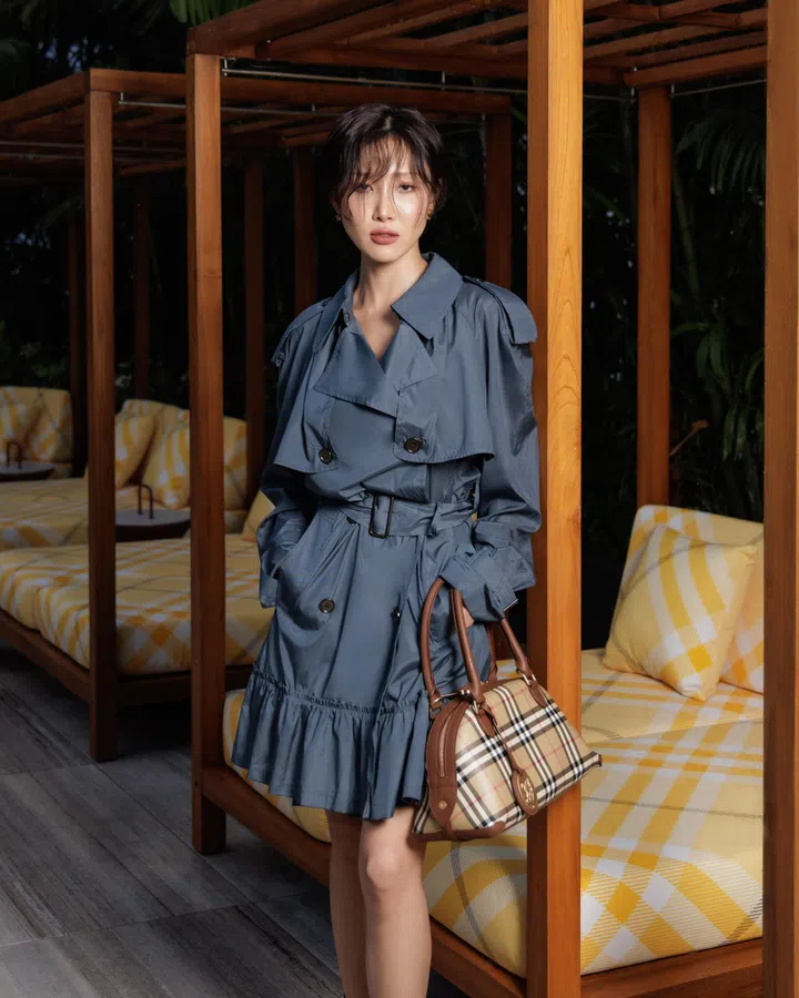 Hwasa Burberry grey trench
