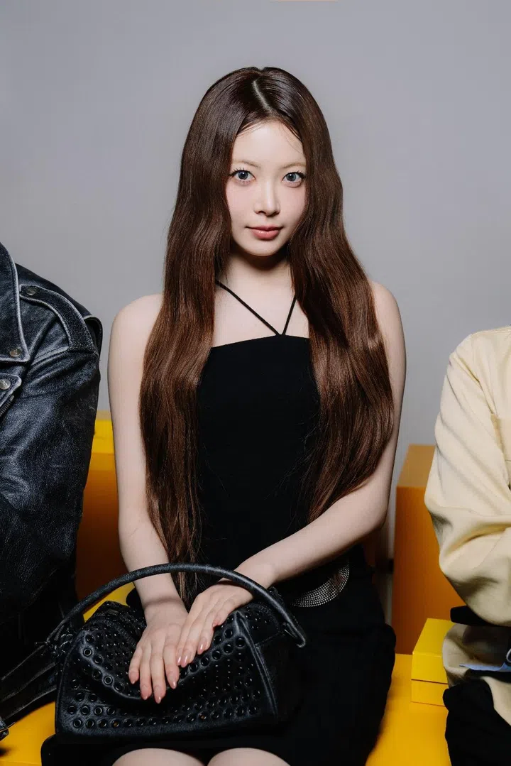 euncahe le sserafim onitsuka tiger