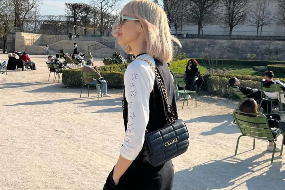 韓国で人気　『BaniPuri』　MELAN SHOULDER BAG The Matelasse Monochrome Celine Is A Lisa Blackpink Favourite