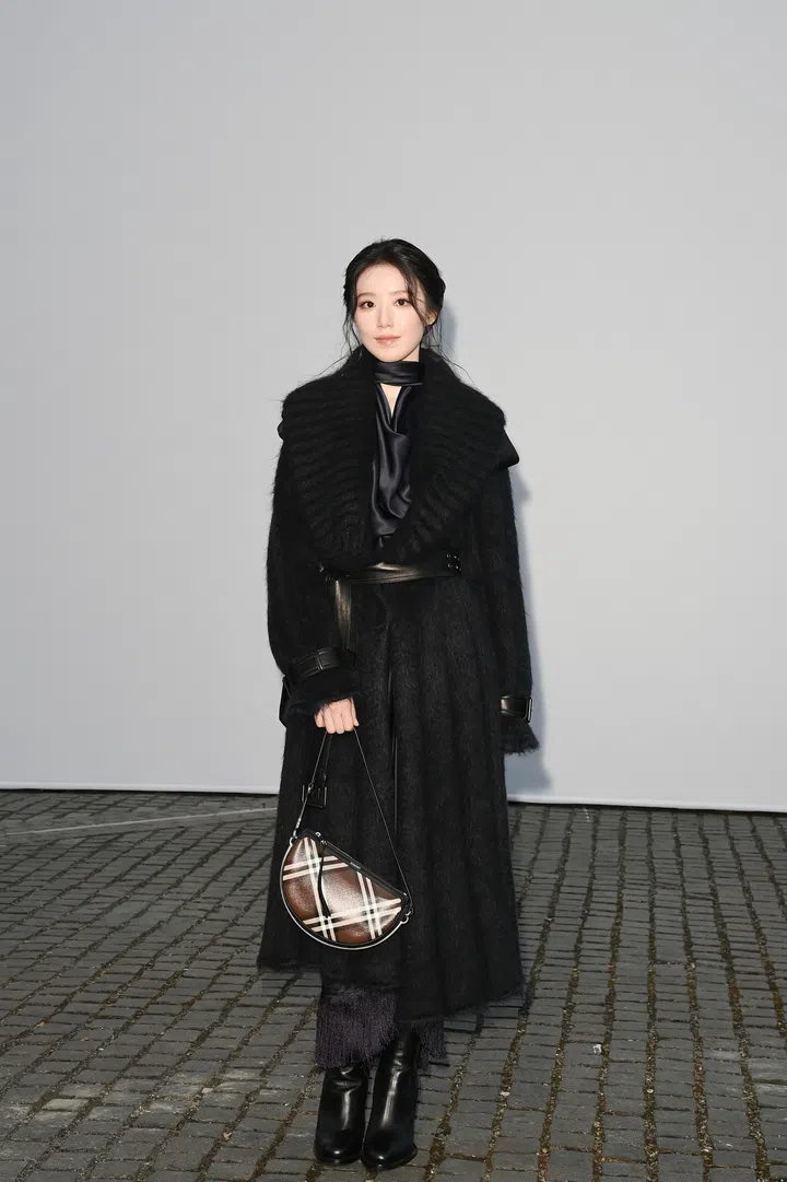 Shuhua I-dle at Burberry Spring Summer 2027 show