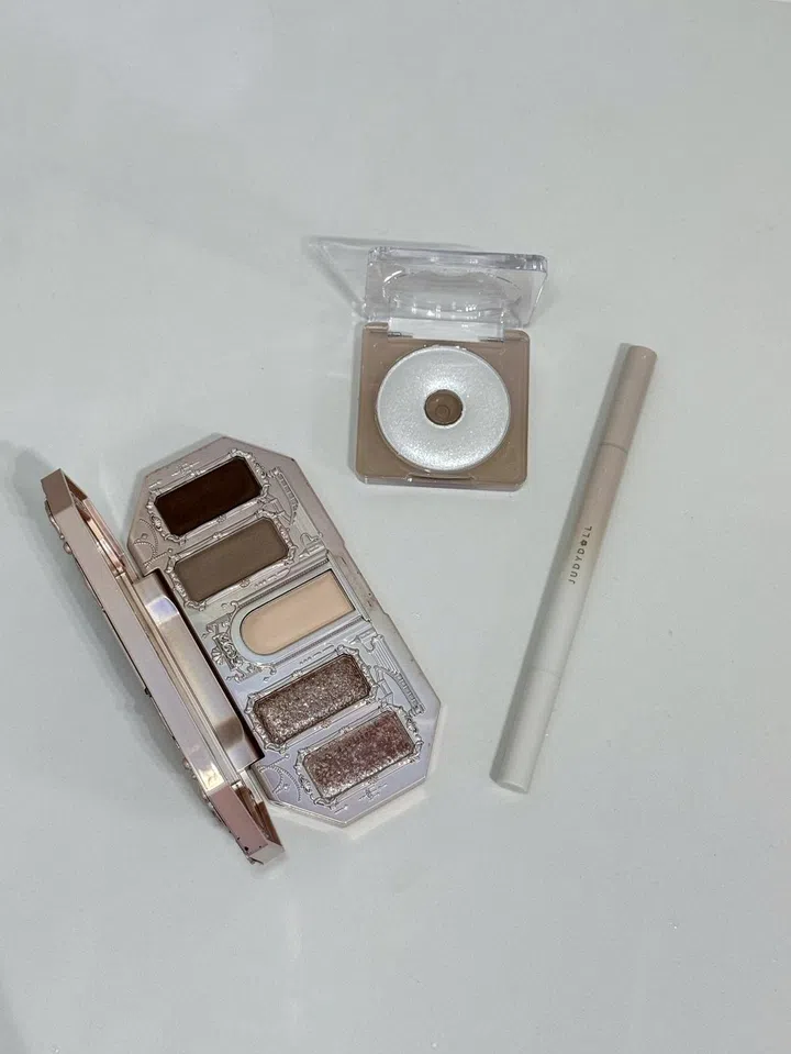 cbeauty makeup review flower knows eyeshadow palette judydoll highlighter and eyeliner aegyosal judydoll