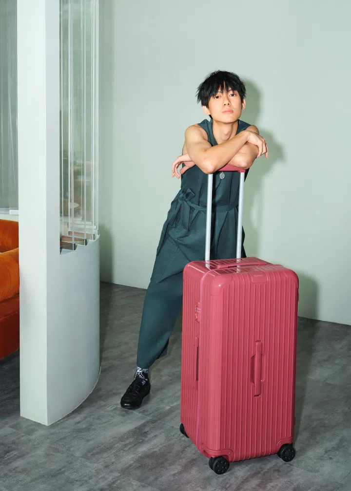 Ambient musician and composer Kin Leonn with Rimowa Essential luggage in Granada