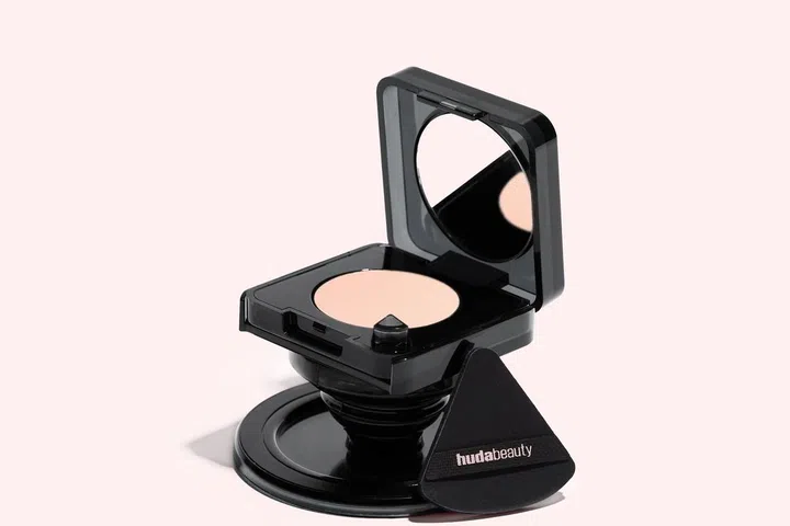 Huda Beauty Easy Bake Pressed Powder Phone Grip Singapore