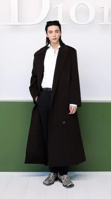 hyunjin dior paris fashion week