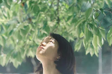 singapore leather artisan chin shiying looking at leaves