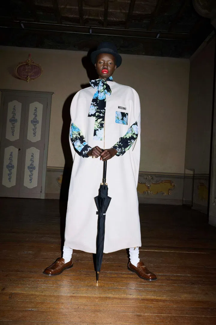 moschino prefall 2025 fall 2025 scarf trend how to style scarf tie