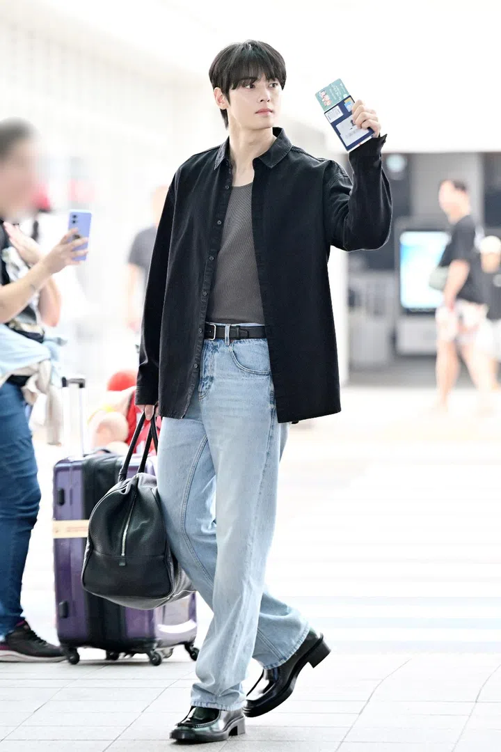 Eunwoo Cha YSL airport pic