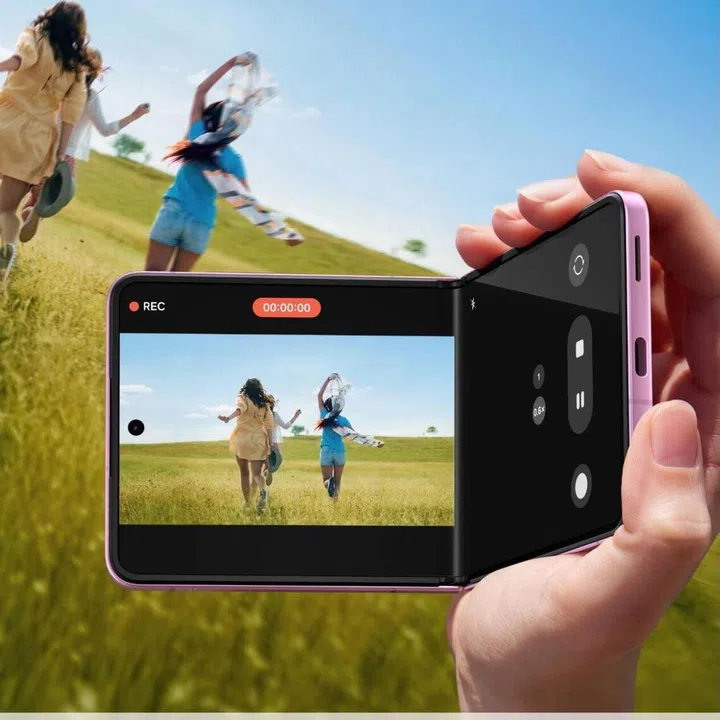 Samsung Galaxy Z Flip8 flip phone camcorder videographt