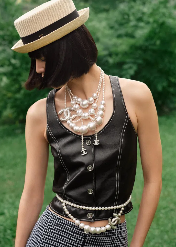 chanel cruise 2025 model hat