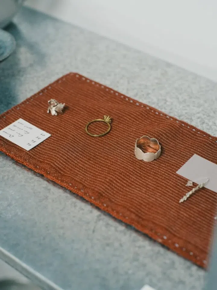 sideway-tiong-bahru-market-pottery-display-singapore