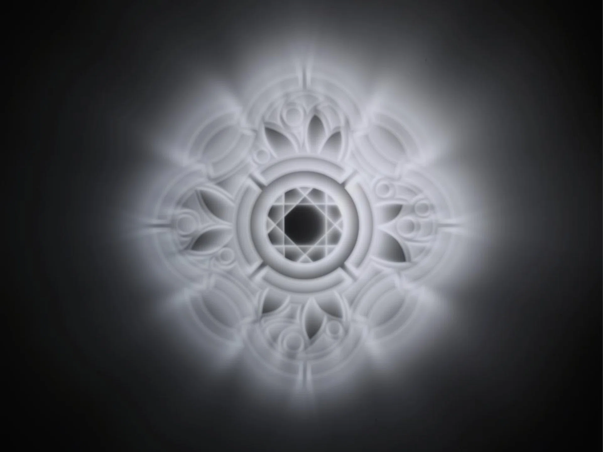 The quatrefoil pattern, the true leitmotif of the collection, exalts a strange alchemy, like in the glittering coats of arm