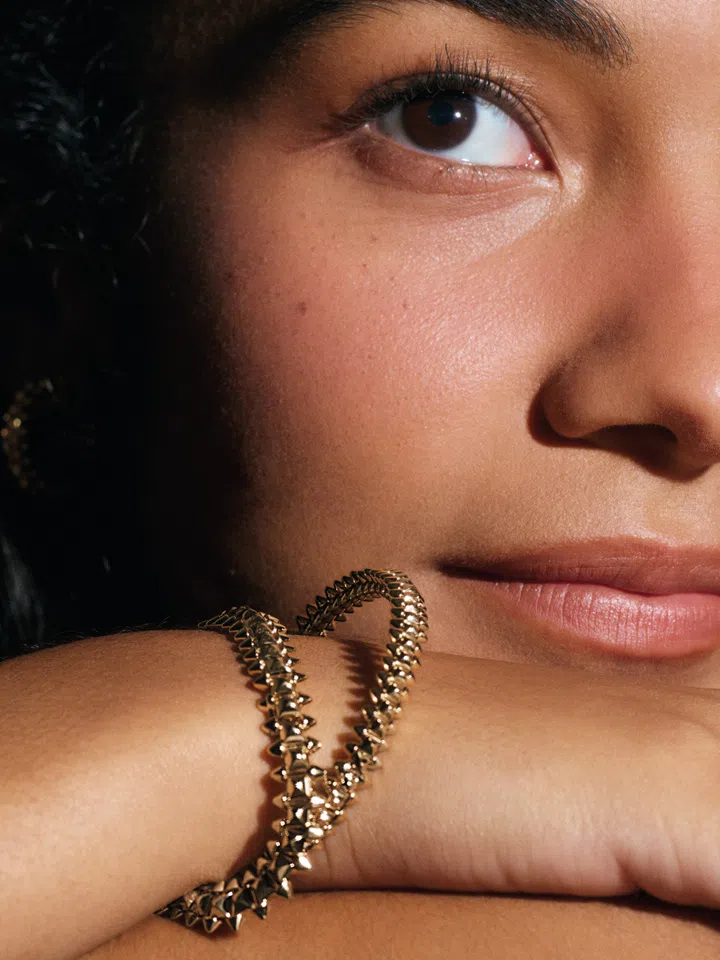 Olivia Dean Clash de Cartier jewellery