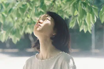 singapore leather artisan chin shiying looking at leaves