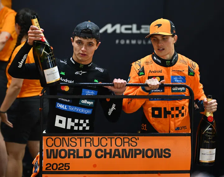 SINGAPORE, SINGAPORE - OCTOBER 05: Lando Norris of Great Britain and McLaren and Oscar Piastri of Australia and McLaren celebrate with their team after winning the Constructors Championship during the F1 Grand Prix of Singapore at Marina Bay Street Circuit on October 05, 2025 in Singapore, Singapore. (Photo by Clive Mason/Getty Images)