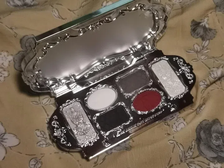 flower knows black swan eyeshadow palette