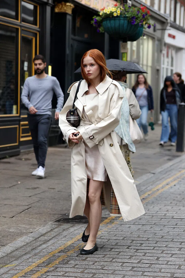 Ellie Bamber street style Burberry