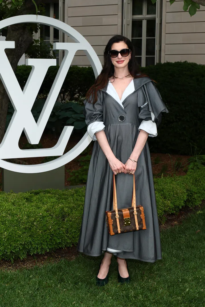 Anne Hathaway Louis Vuitton Cruise 2027 show outfit