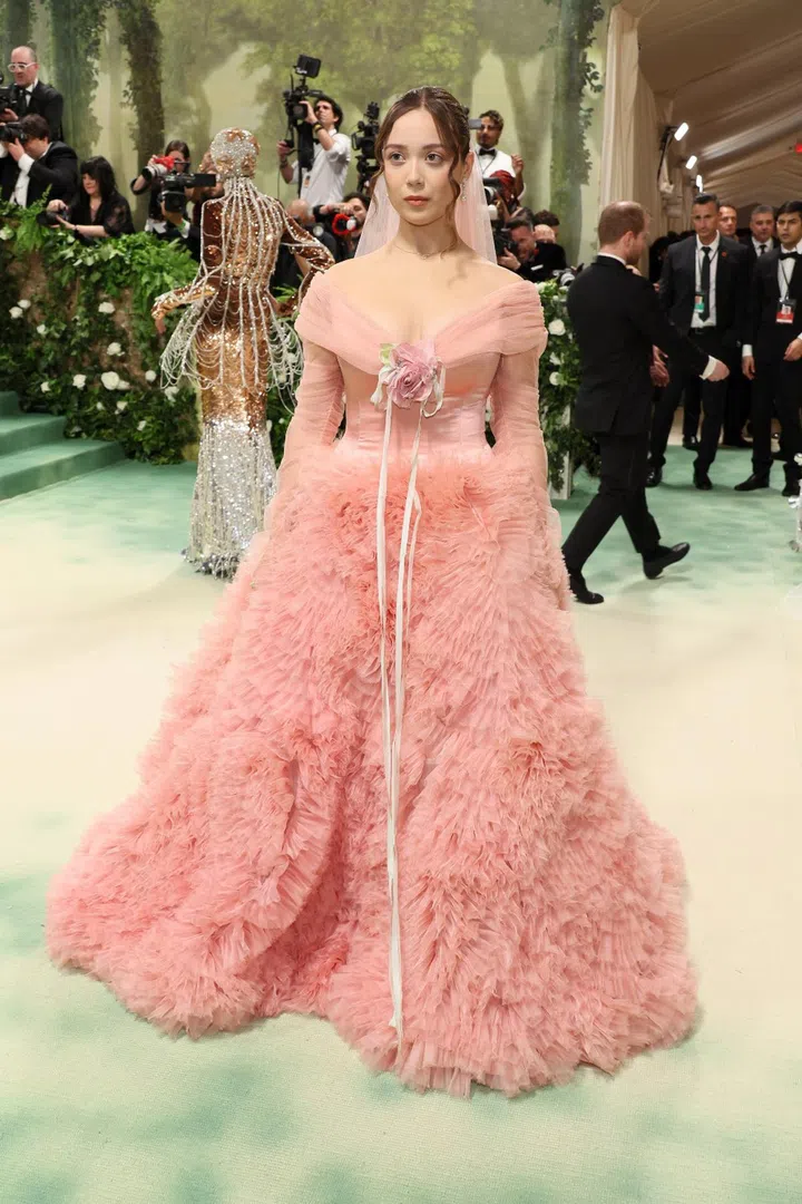 Laufey met gala 2024 outfit look gown