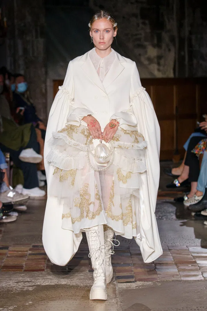A model walking on runway wearing Simone Rocha Spring Summer 2022 Women Ready to Wear Fashion Show on September 2021 in London, UK