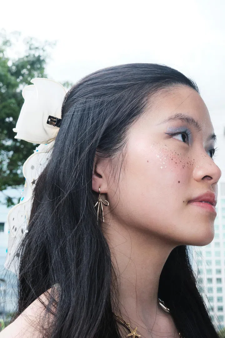 bow earrings gracie abrams singapore sg concert outfit