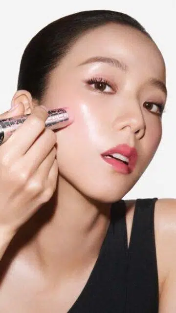 blackpink jisoo and jenna ortega dior backstage glassy glow stick and airflash mist